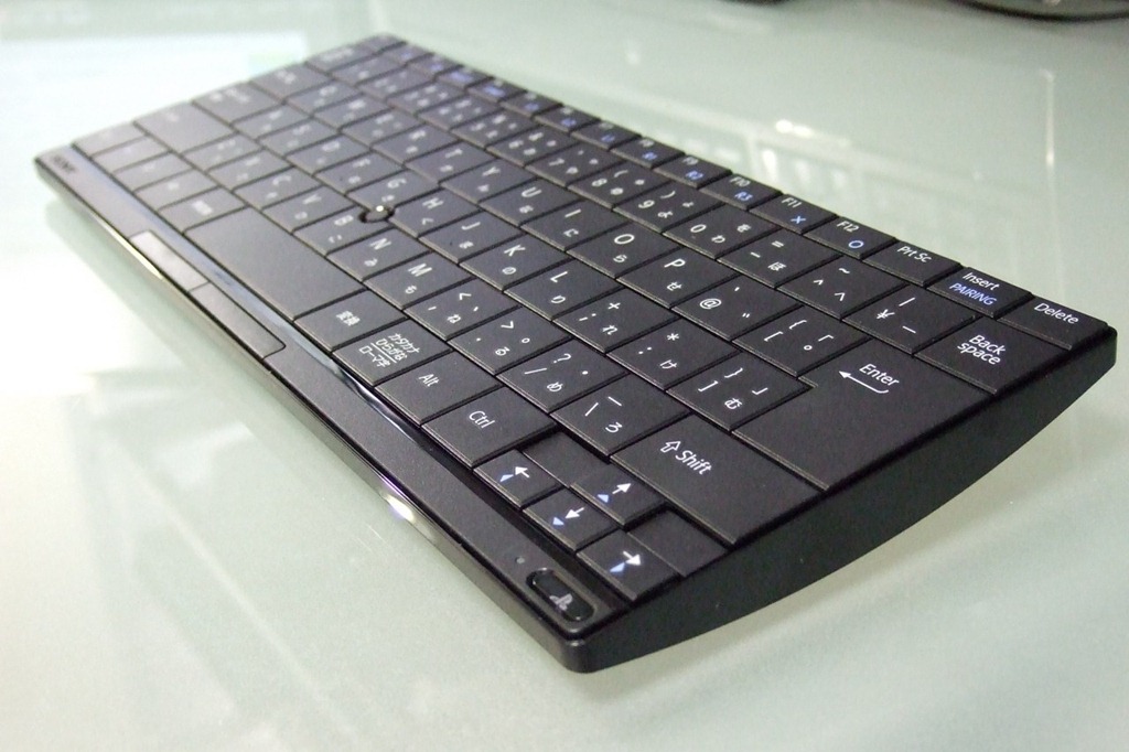 スティックポインタが便利なPS3用Bluetoothキーボード「CECH