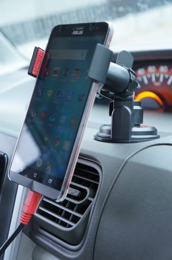 CoolYourSmartPhoneWhenItChargingAtDashboardInCar_2_sh