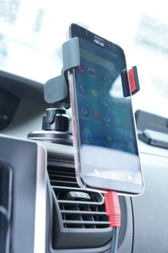 CoolYourSmartPhoneWhenItChargingAtDashboardInCar_5_sh