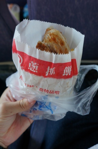 how_do_they_cook_up_congzhuabing_in_taibei_3_sh