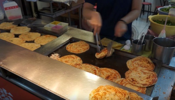how_do_they_cook_up_congzhuabing_in_taibei_5_sh