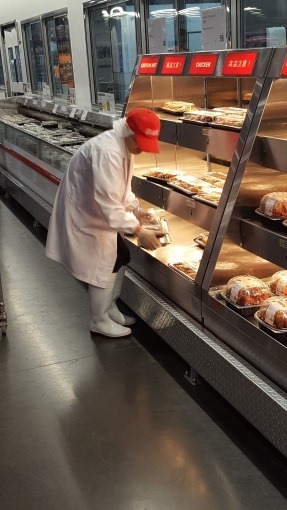 costco_serves_chicken_leg_for_service_4_sh