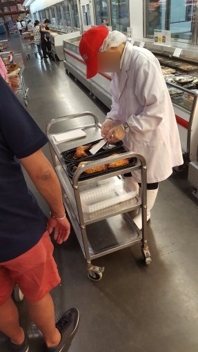 costco_serves_chicken_leg_for_service_9_sh
