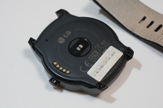 dropped_lg_g_watch_r_in_water_13_sh
