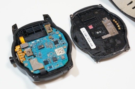 dropped_lg_g_watch_r_in_water_14_sh