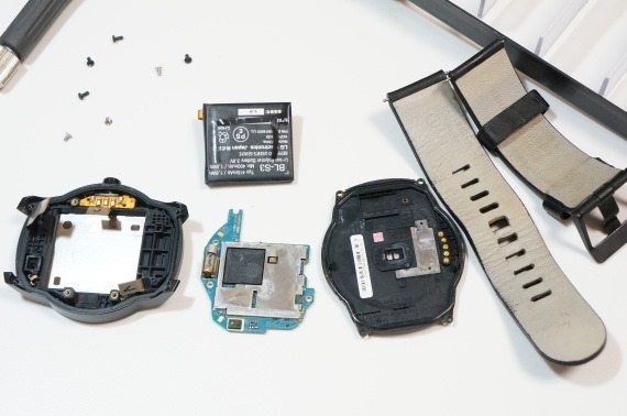 dropped_lg_g_watch_r_in_water_23_sh