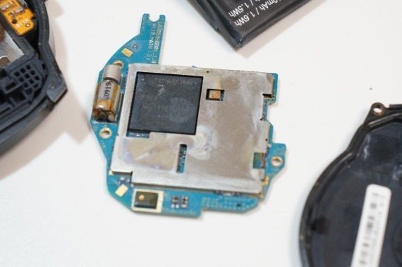 dropped_lg_g_watch_r_in_water_24_sh
