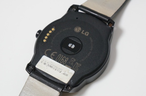 dropped_lg_g_watch_r_in_water_8_sh