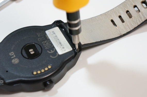 dropped_lg_g_watch_r_in_water_9_sh