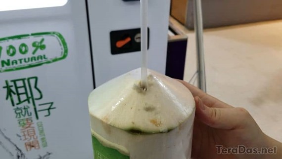 coconuts_water_vending_machine_in_taipei_7